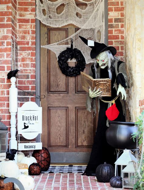 Easy and Affordable Wavering Witch Decoration Ideas